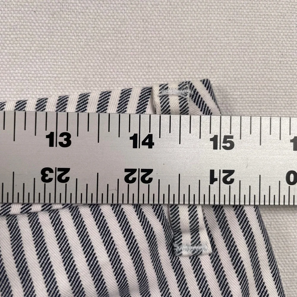 Old Navy Everyday Short Womens 2 Navy White Striped Seersucker Cotton Stretch